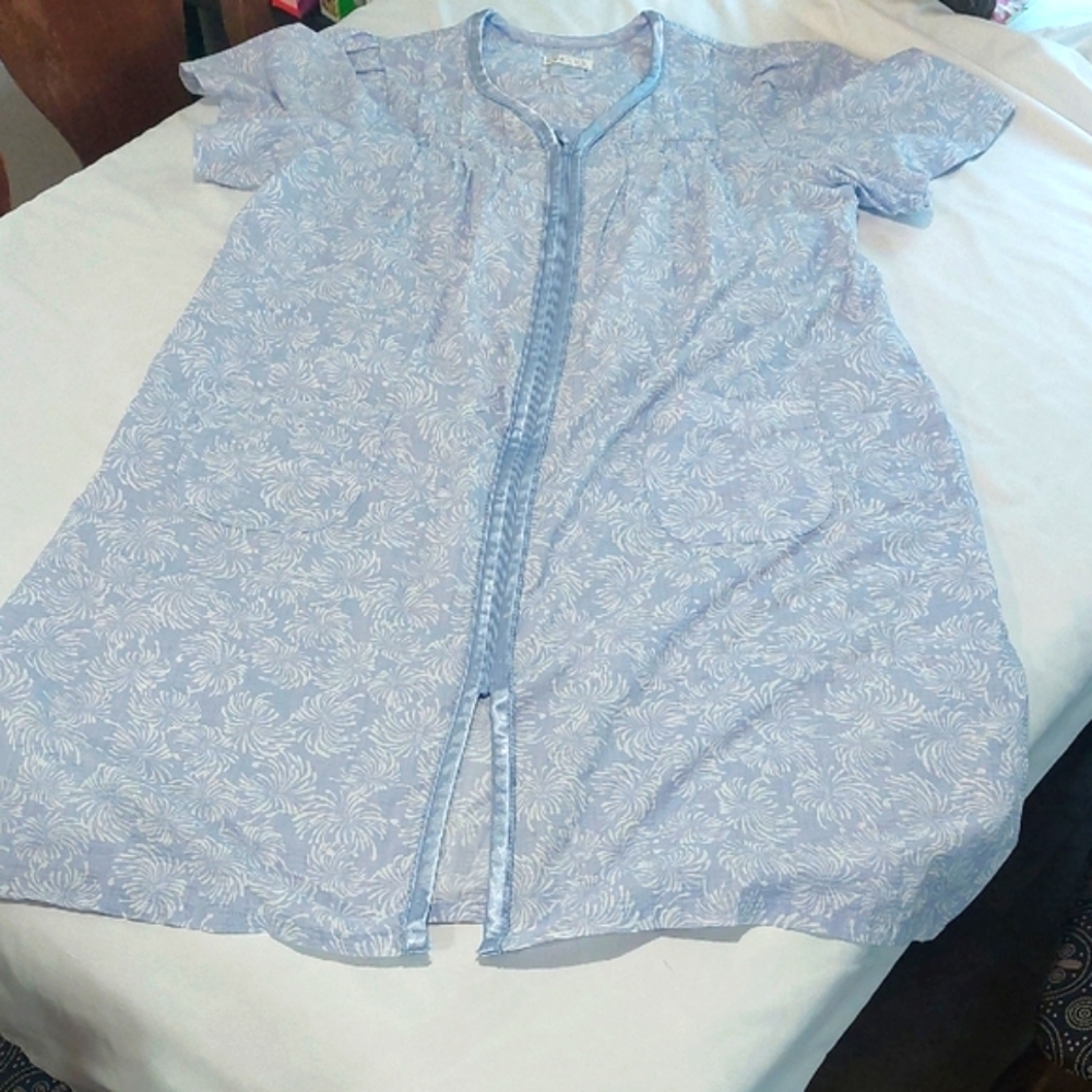 Celestial Dreams By Komar Womens Blueish Purple and White Cozy Robe.Size L.